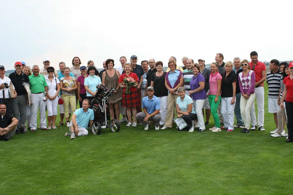 foto - Známé osobnosti hrály golf a pomohly regionu