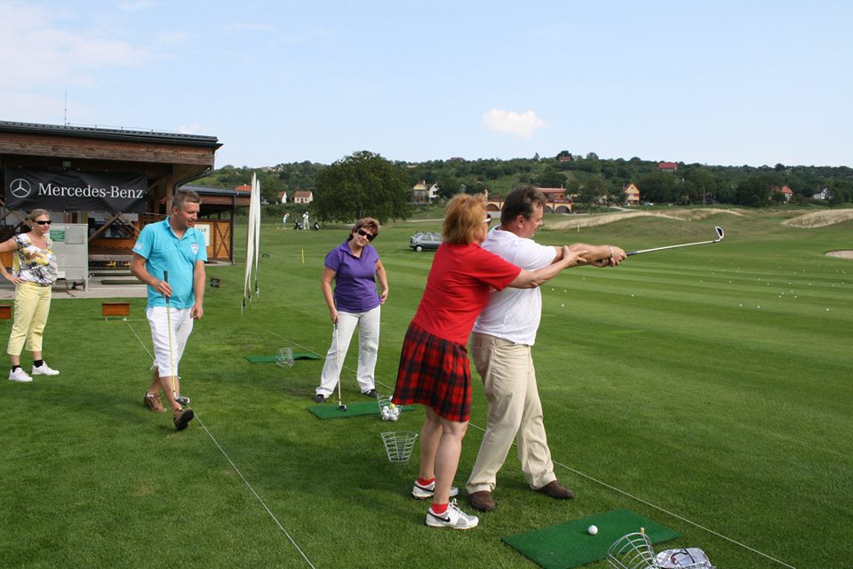 foto - Známé osobnosti hrály golf a pomohly regionu